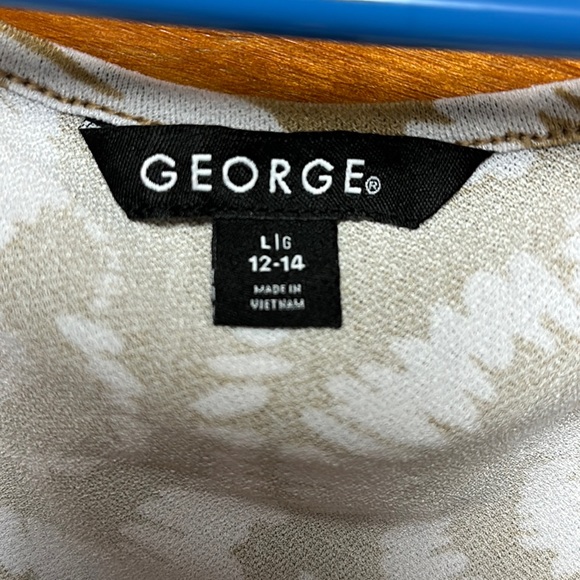 George maxi dress tan White floral design pleated bodice a free flowing skirt - Picture 2 of 6